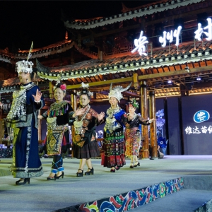 纸为载体绣传千年！贵州村T上演国内首场纸艺苗绣非遗时尚大秀